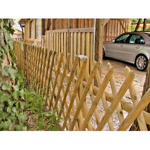 Brauner Jägerzaun (250x120 cm) aus Nadelholz im Garten, diagonale Latten