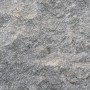 Nahaufnahme von grauem, gespaltenem Granitpflaster mit rauer, natürlicher Oberfläche. Ideal für Gartenwege.