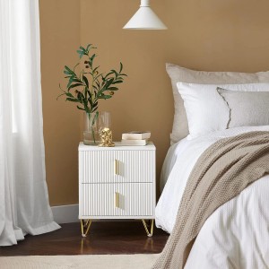 Weißer SoBuy Nachttisch FBT115-W mit 2 Schubladen und goldenen Griffen neben einem Bett.