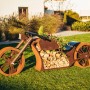 Ferrum Art Design Grillstelle Motorrad in Rostoptik, 123x120cm, befüllt mit Holz.