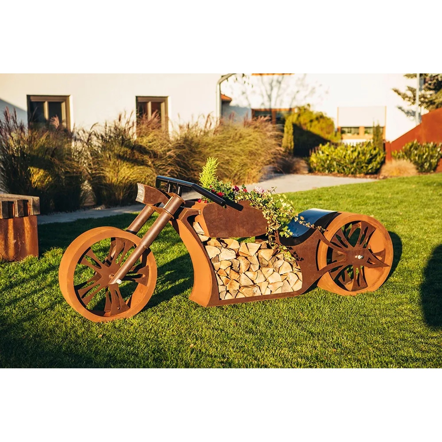 Ferrum Art Design Grillstelle Motorrad in Rostoptik, 123x120cm, befüllt mit Holz.