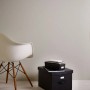 Helle Vliestapete in Leinenoptik von Bricoflor mit Leinenstruktur im Raum.