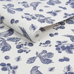 Joules Vliestapete Blackberry Bird in Weiß-Blau mit Vogel- und Brombeermuster.