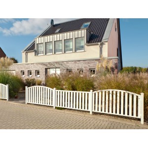 Weißes Gartenzaun-Element Longlife Cleo mit Rundbogen, 180x85/102 cm, vor einem Haus.