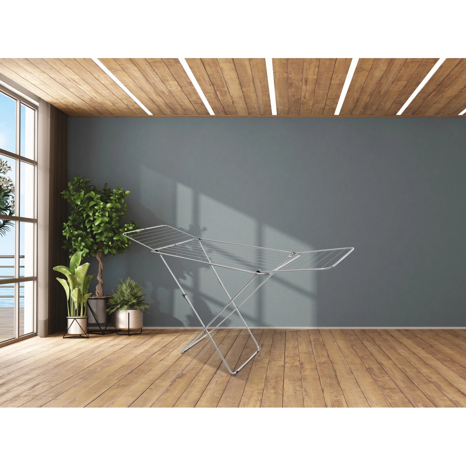 Silberner Flügelwäschetrockner Kolibri, ausgeklappt im Raum. Wäscheständer mit 18 m Trockenlänge.