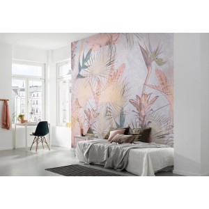 Komar Fototapete Tropical Concrete im Schlafzimmer, tropische Blätter und Blüten in Pastellfarben.