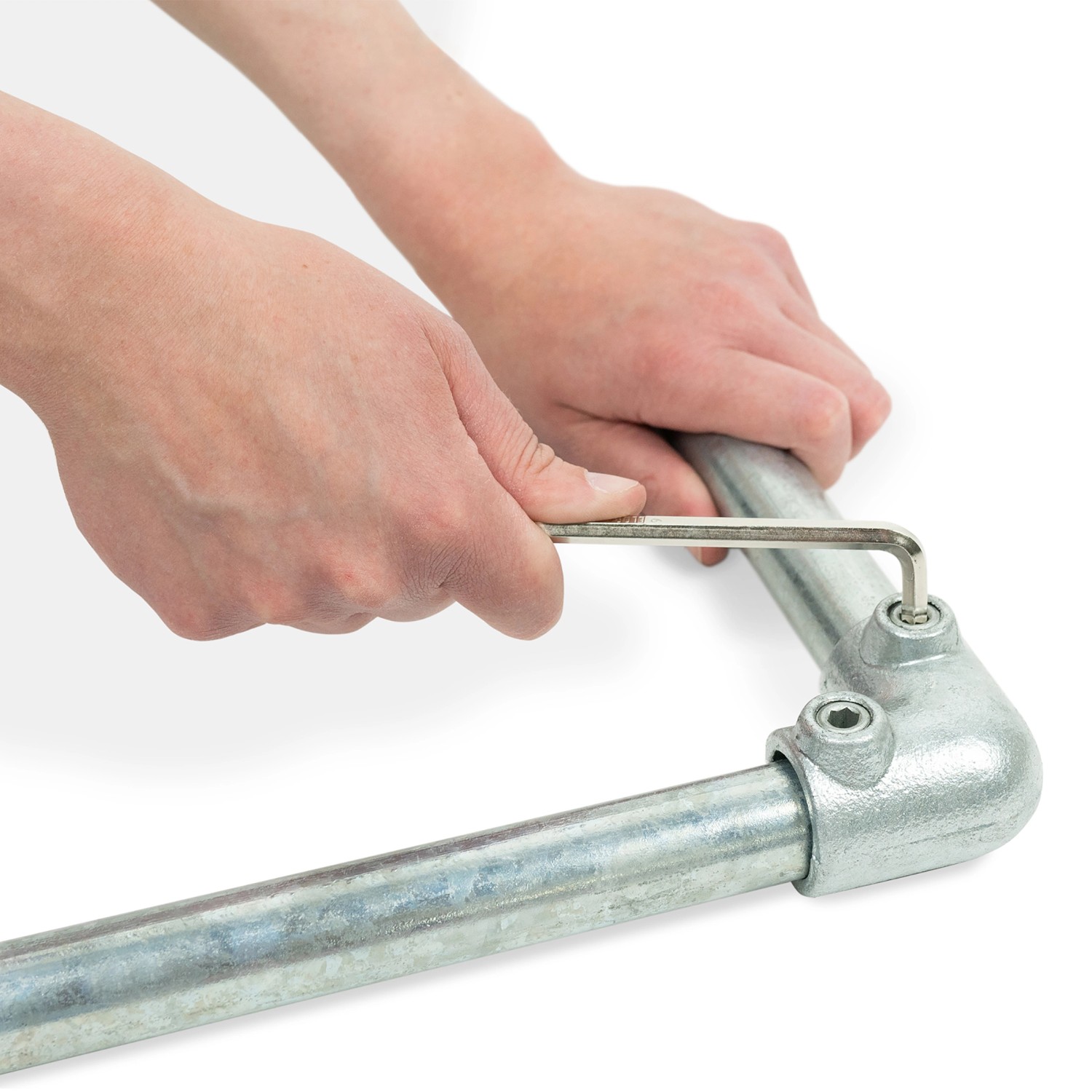 Montage eines silbernen Stahlrohrs (200 cm) mit Schraubenschlüssel für Möbelbau.