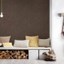 PROFHOME Uni Tapete in Braun-Grau an Wand im Wohnraum mit Sitzgelegenheit.