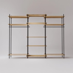 Ar Shelving Deco Set Garderobe XL, Standregal mit Holzregalen und schwarzem Metallgestell.