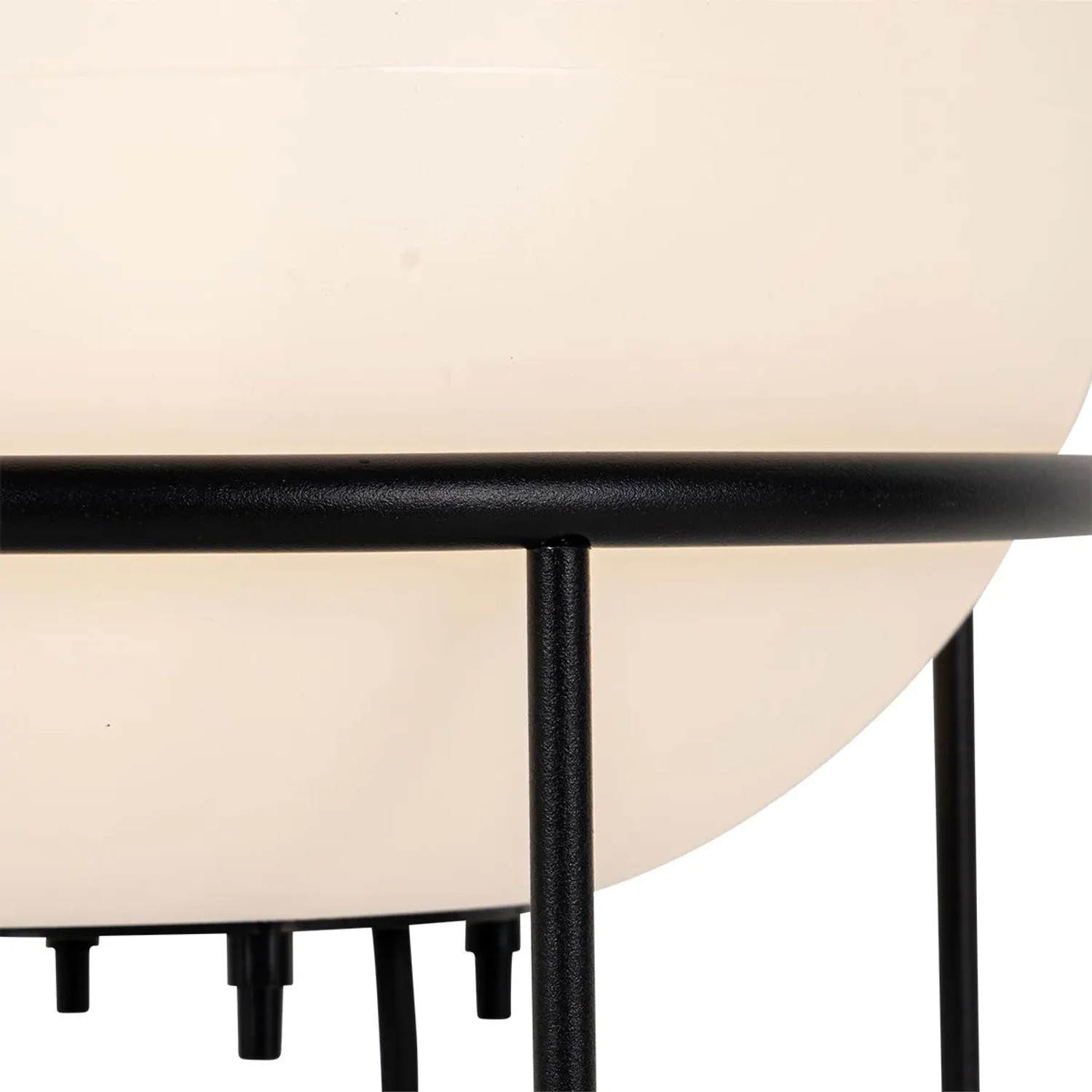Detailaufnahme der schwarzen QAZQA Jannie Stehleuchte für den Außenbereich. Design Bodenleuchte.