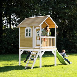 Axi Spielhaus Laura mit Rutsche, braun/weiß, Kinder spielen auf Leiter und Rutsche.