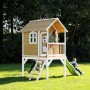 Axi Spielhaus Laura mit Rutsche, braun/weiß, Kinder spielen auf Leiter und Rutsche.
