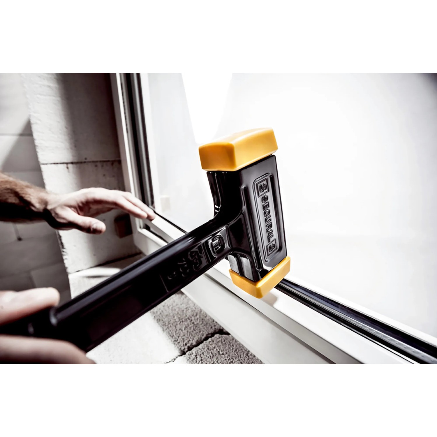 Halder Secural Schonhammer (Ø 35/45 mm) im Einsatz beim Fensterbau.