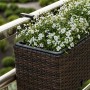 Brauner Vivanno Blumenkasten Balkoni 80 cm mit weißen Blumen am Balkongeländer.