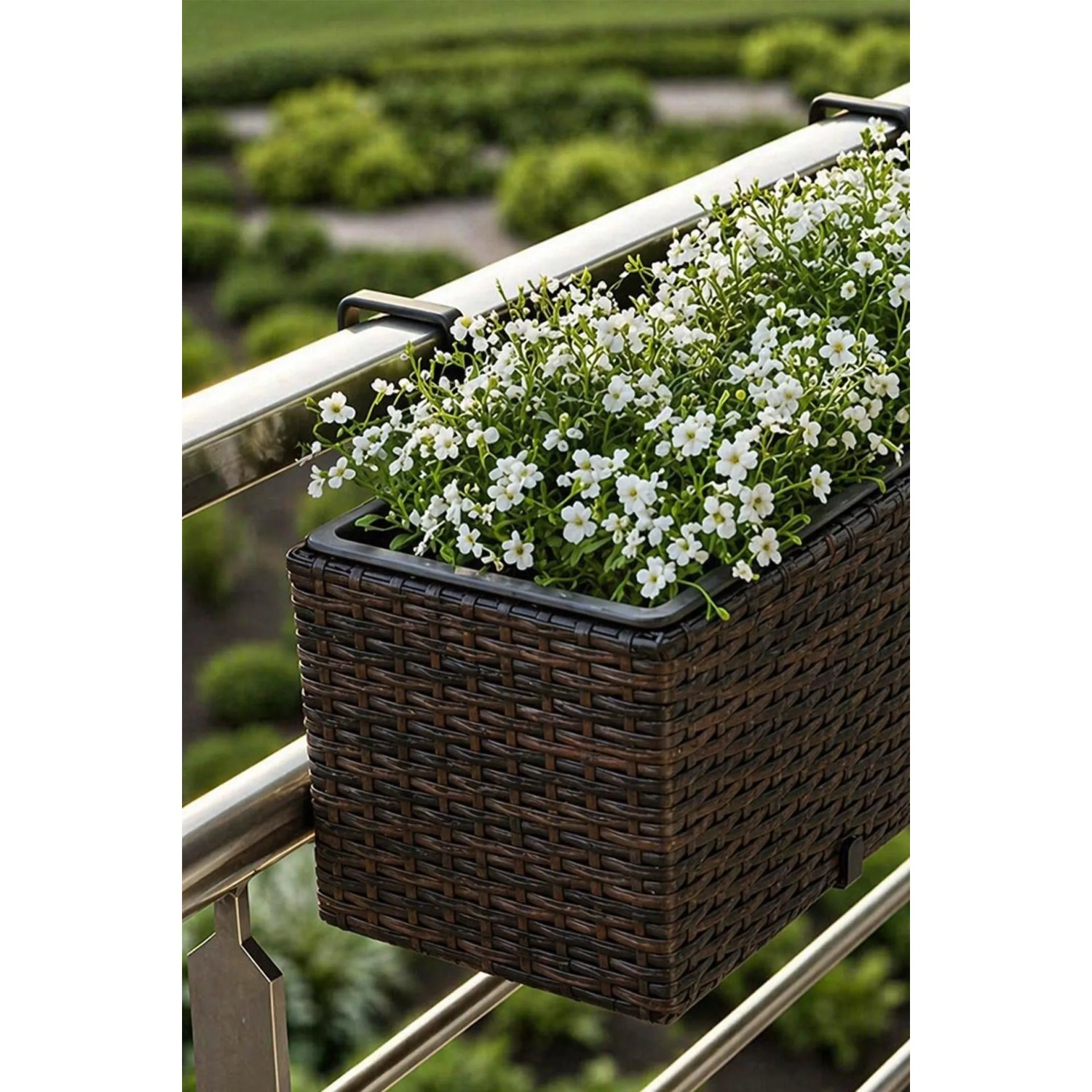 Brauner Vivanno Blumenkasten Balkoni 80 cm mit weißen Blumen am Balkongeländer.