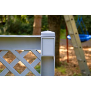 Detailansicht des grauen KHW Pflanzkastens Groß mit Zentralspalier. Wetterfester Pflanzkübel für Garten und Terrasse.