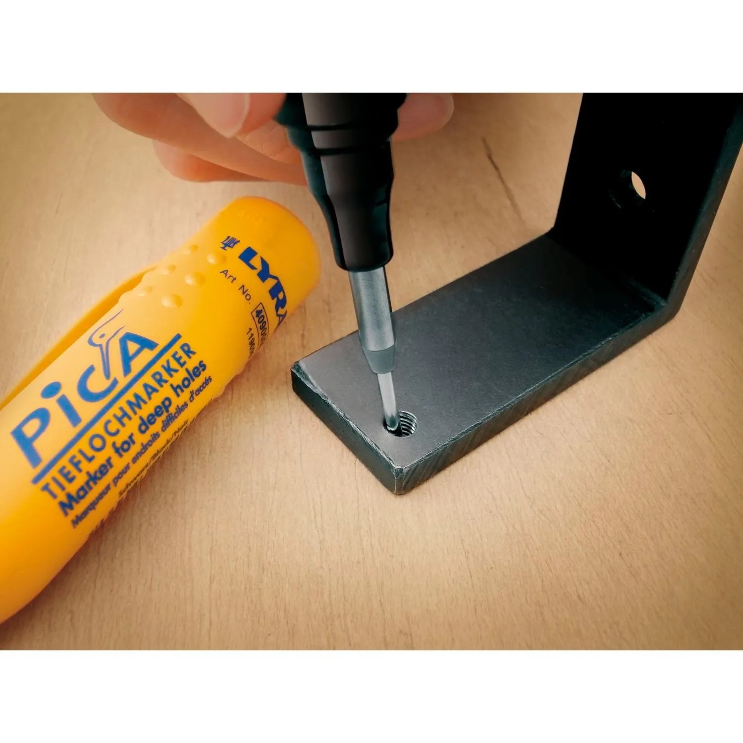 Pica Tieflochmarker in Schwarz markiert präzise ein Bohrloch auf einem Metallwinkel. Handwerkzeug für tiefe Löcher.