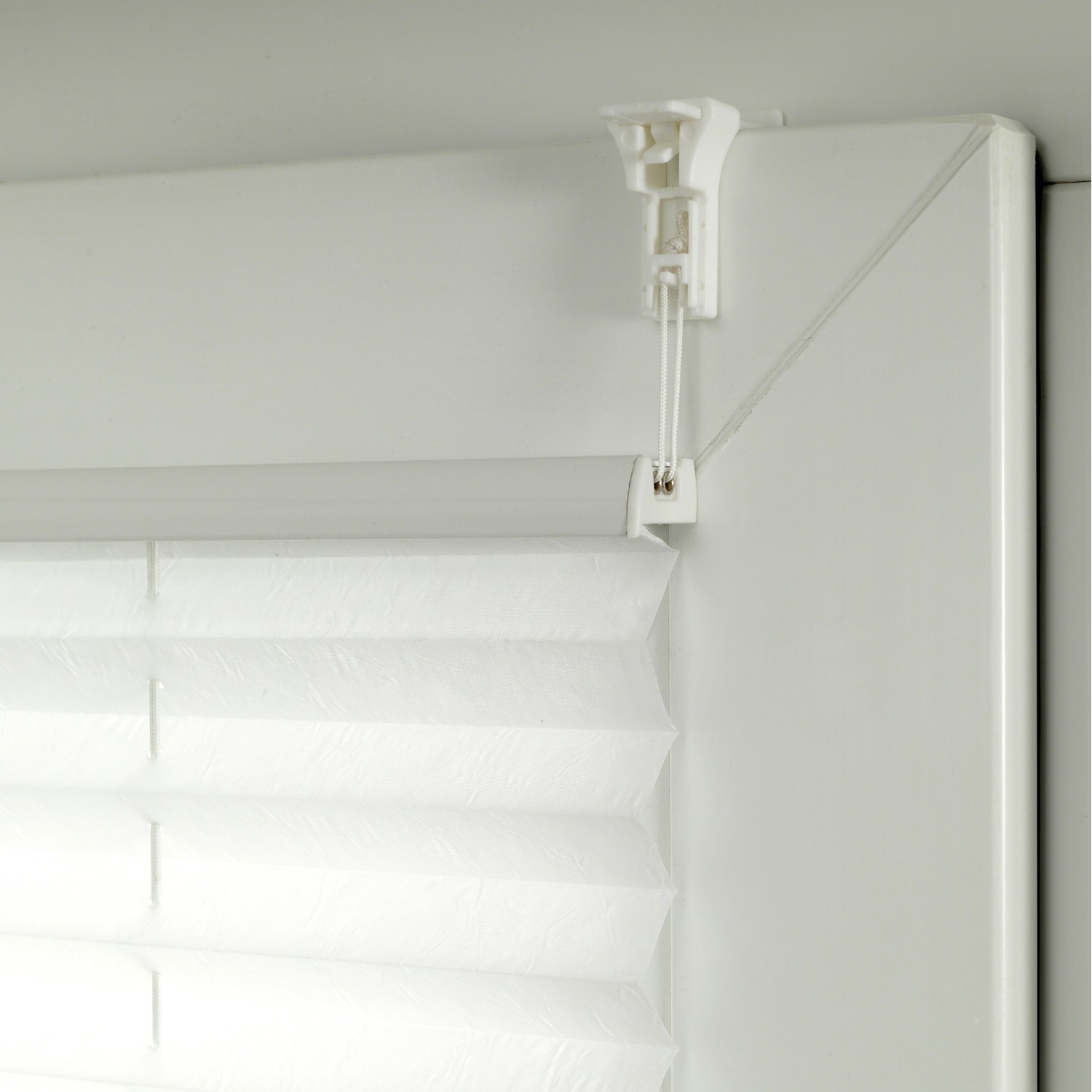 Gardinia Easy Fix Plissee Greta, rauchblau, 50x130cm, verspannt am Fensterrahmen.