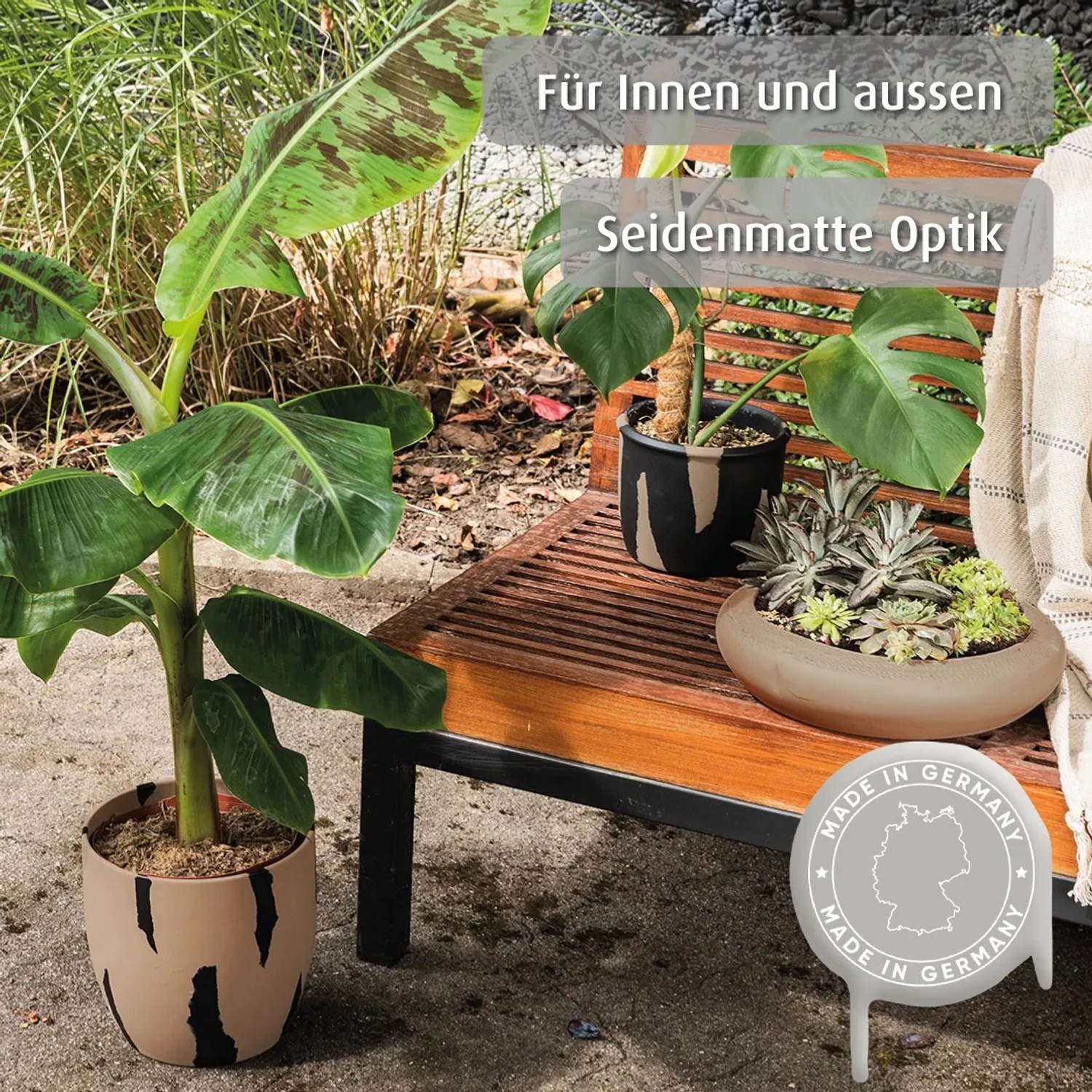 Belton Buntlack Cashmere Brown seidenmatt auf Pflanzgefäßen im Garten.