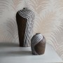 Tadessi Tapete Dschungel Ginevra: Beige-creme Papiertapete mit Naturmuster und zwei Vasen.