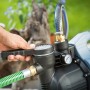 Hauswasservollautomat HWA 4100 in Nutzung mit Schlauchanschluss im Garten.