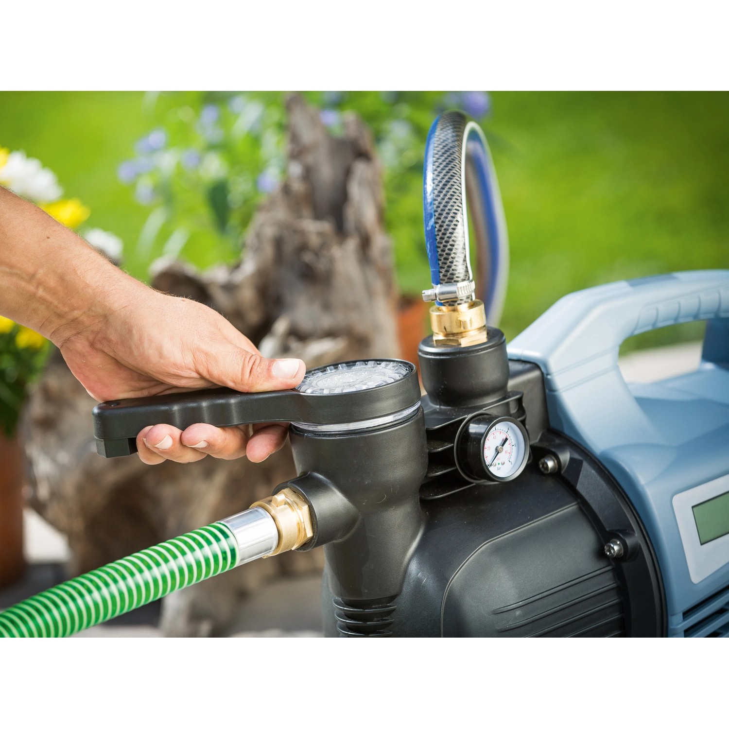 Hauswasservollautomat HWA 4100 in Nutzung mit Schlauchanschluss im Garten.
