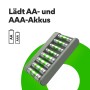 GP E821 Akku-Ladegerät mit 8 AA/AAA Akkus im Ladeschacht, umgeben von grünem Kreis.