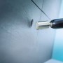 LUX Lochsäge Professional (Ø 35 mm) im Einsatz an Fliesenwand mit Bohrmaschine.
