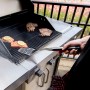Char-Broil Grillwender Comfort Grip im Einsatz: Grillen von Fisch und Fleisch auf einem Edelstahlgrill.