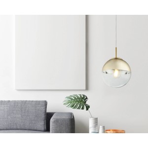 Goldfarbige Globo Pendelleuchte Varus aus Metall mit rundem Glasschirm.