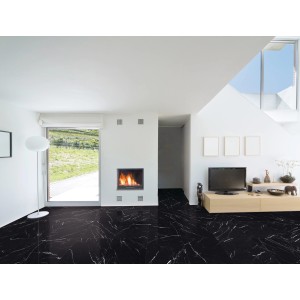Schwarze Feinsteinzeug Bodenfliese Nero, 60x30 cm, in modernem Wohnraum mit Kamin.