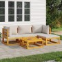5-tlg. Garten Lounge Set aus Massivholz mit hellgrauen Kissen und Tisch.
