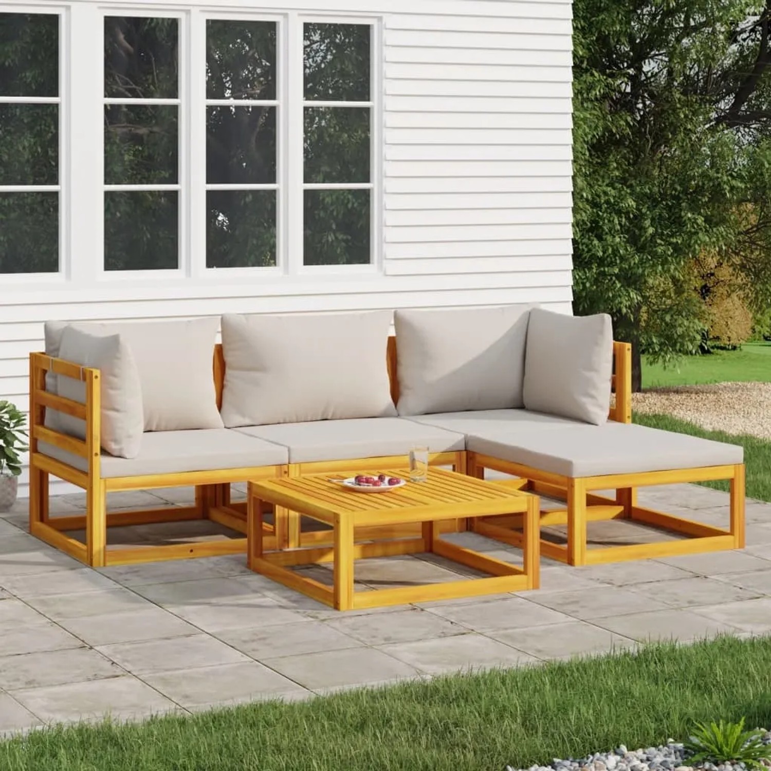 5-tlg. Garten Lounge Set aus Massivholz mit hellgrauen Kissen und Tisch.