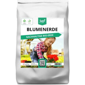 Weißer 50 L Sack Best for Home Blumenerde, torffreie Pflanzerde. Mädchen pflanzt rote Blumen. Ideal für Balkon, Gemüse.