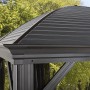 Detailansicht des anthrazitfarbenen Sojag Pavillon Moreno mit Stahldach und Moskitonetz.