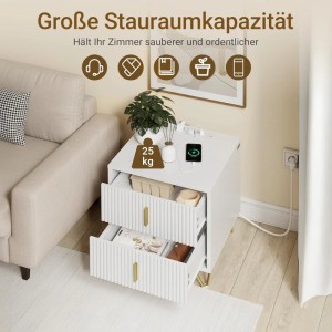 Weißer Nachttisch mit 2 Schubladen, Ladefunktion und goldenen Griffen im Schlafzimmer.