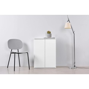 Weißer mokebo Midischrank, ein kompakter Mehrzweckschrank/Büroschrank mit zwei Türen.