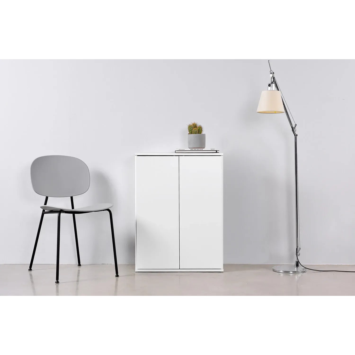 Weißer mokebo Midischrank, ein kompakter Mehrzweckschrank/Büroschrank mit zwei Türen.