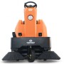 Orange-schwarze DeTec. DAEWOO Aufsitz Kehrmaschine mit Lenkrad, Scheinwerfer und zwei Seitenbürsten.