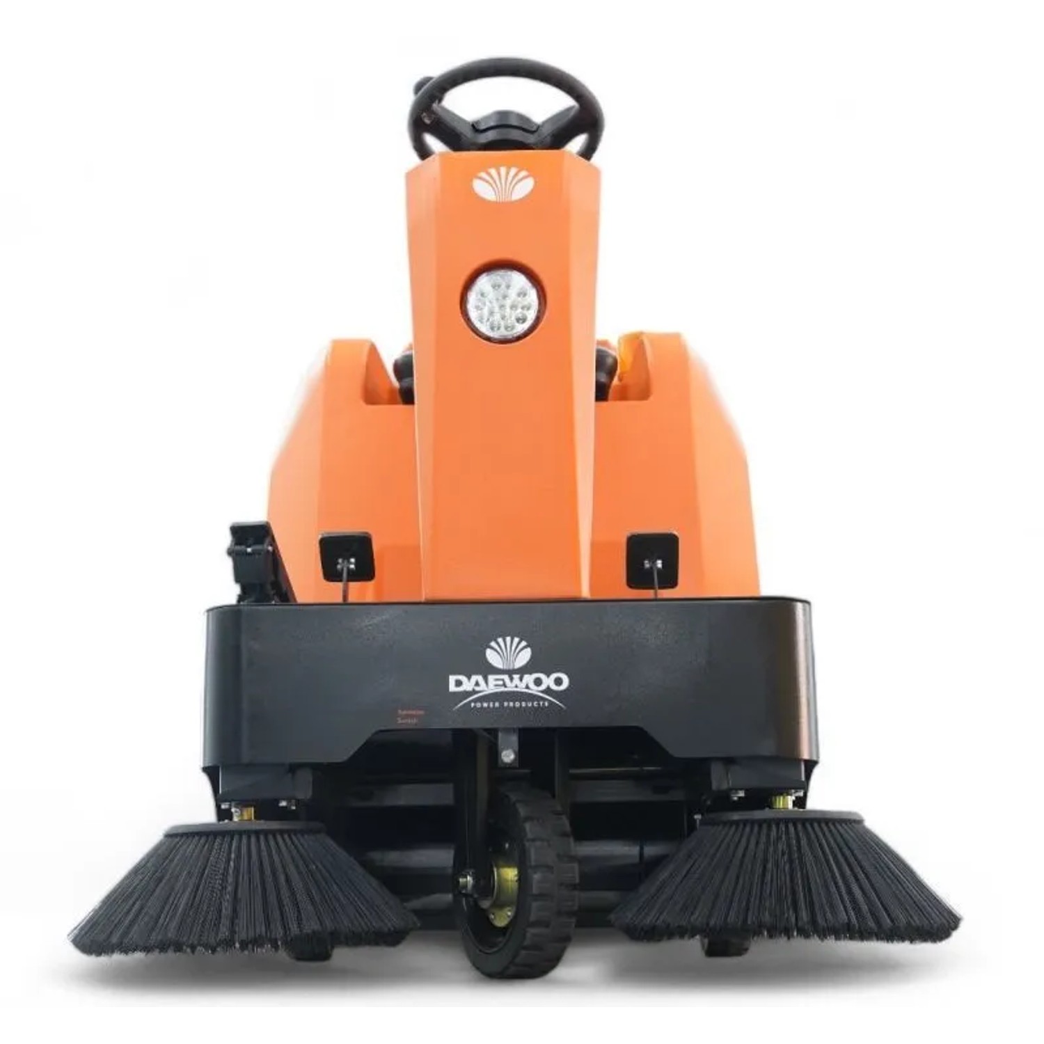 Orange-schwarze DeTec. DAEWOO Aufsitz Kehrmaschine mit Lenkrad, Scheinwerfer und zwei Seitenbürsten.
