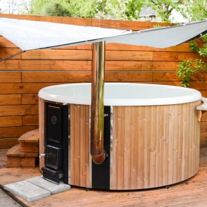 AMANKA Schattennetz als Sonnenschutz über Holz-Whirlpool, ideal für Zaunbau & Sichtschutz.