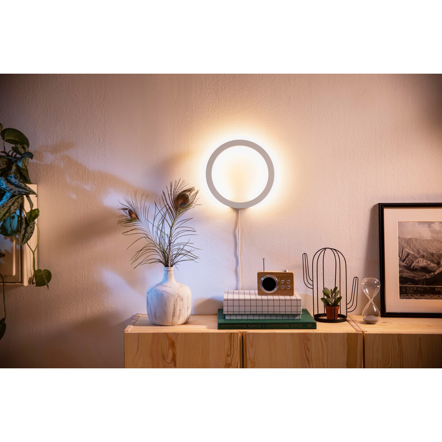 Philips Hue Sana Wandleuchte in Weiß, indirektes Licht für Wohnraum & Flur.