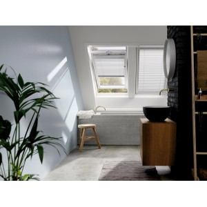 VELUX Jalousette PAL M08 7001S Weiß im Badezimmer-Interieur mit Dachfenster.