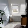 VELUX Jalousette PAL M08 7001S Weiß im Badezimmer-Interieur mit Dachfenster.