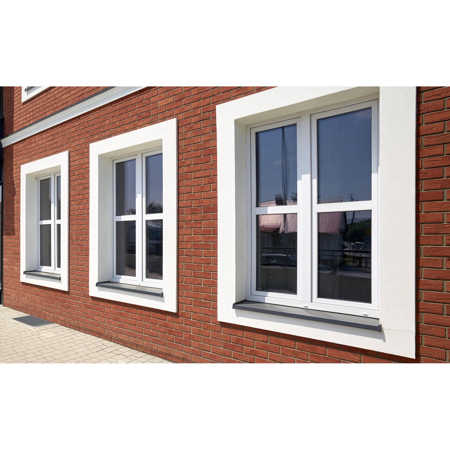 Fassade mit Elabrick Verblender Cordoba in Rot-Braun und weißen Fensterrahmen.