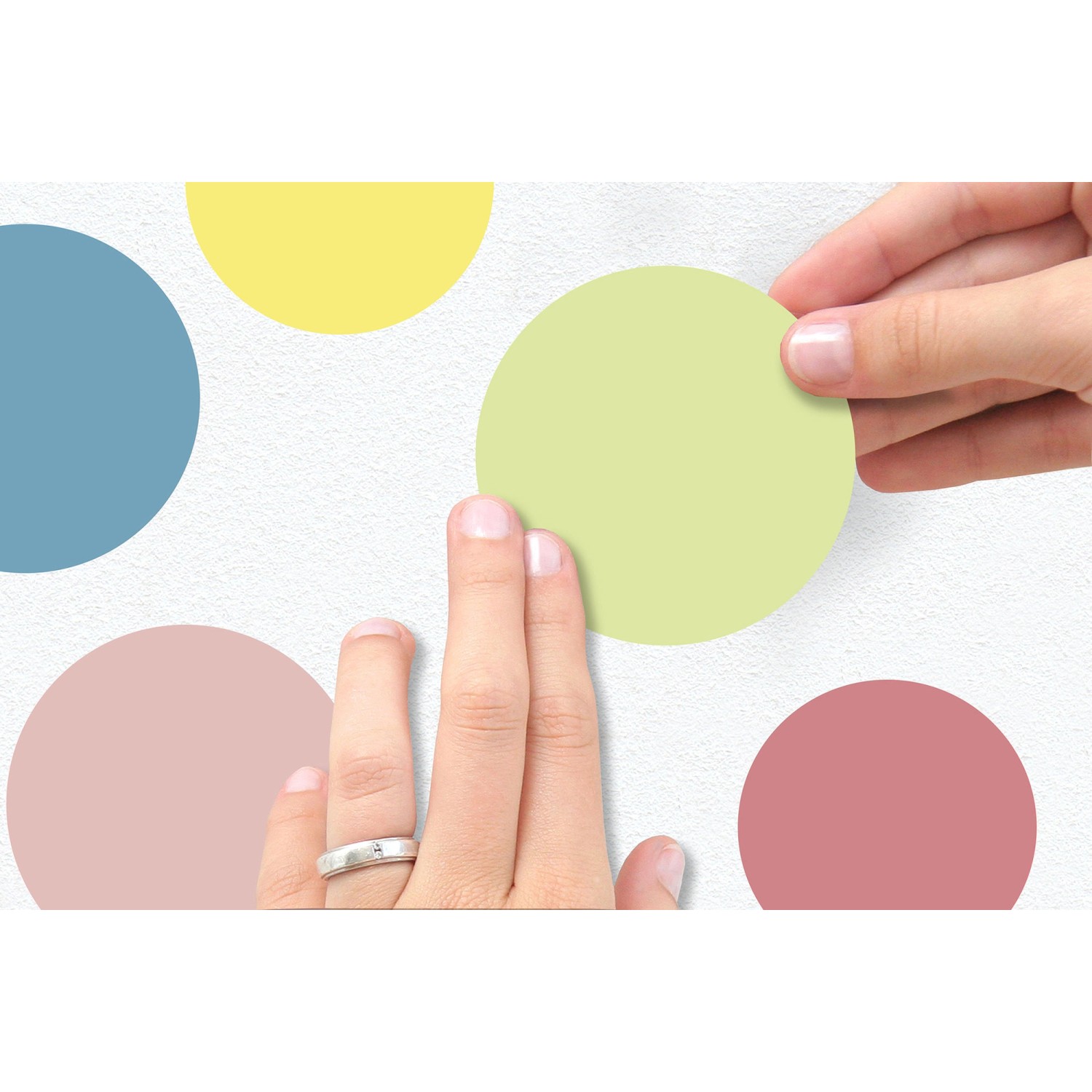 Komar Wandsticker Dots, verschiedene Farben werden an einer weißen Wand angebracht.