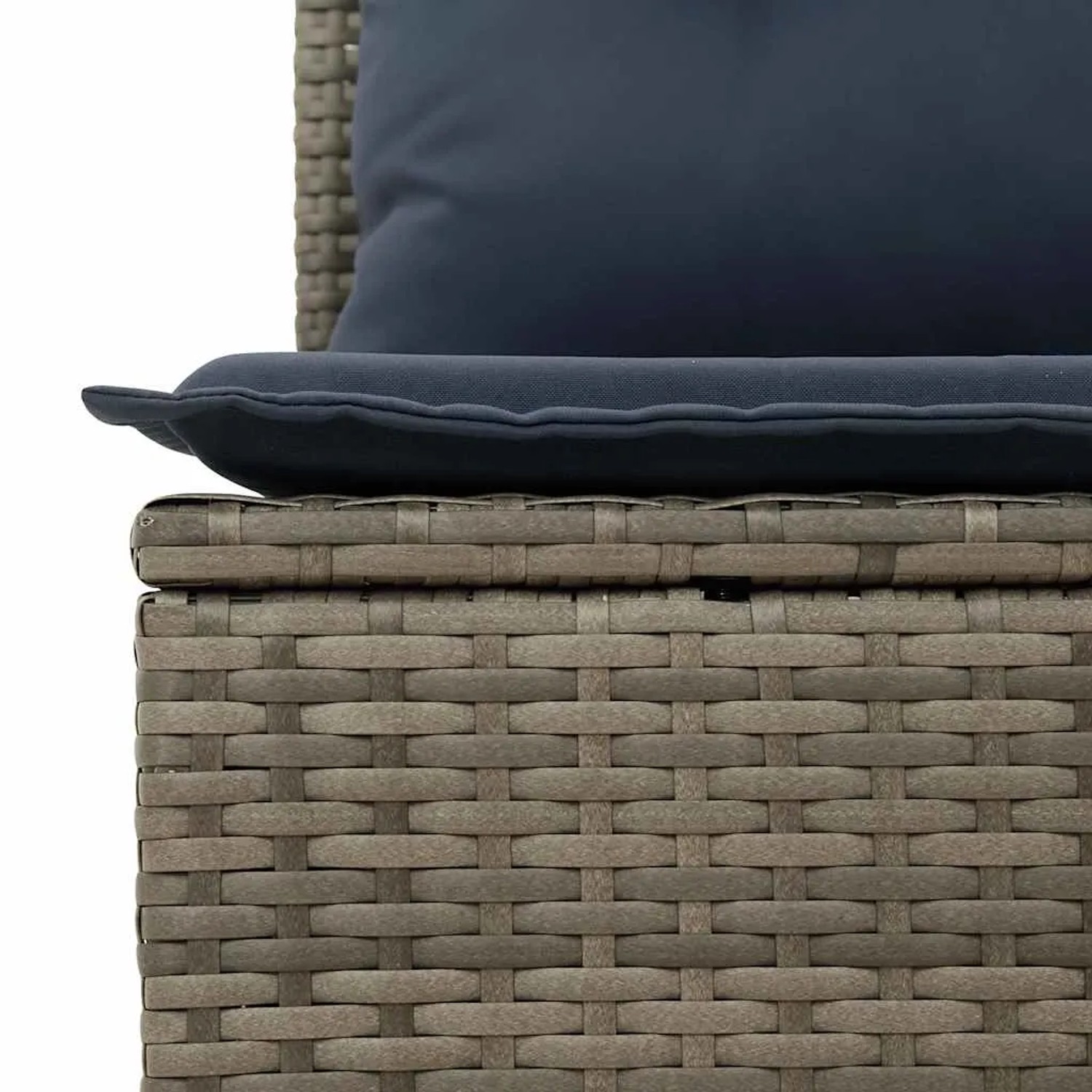 Detailaufnahme: Graue vidaXL Garten-Sofagarnitur aus Rattan mit marineblauen Kissen.