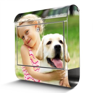 Motiv-Briefkasten aus Edelstahl mit Mädchen und Hund als Wunschmotiv.