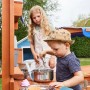 Kinder spielen mit der Home Deluxe Spielküche Mandu im Garten. Holz-Matschküche mit Zubehör.