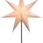 Konstsmide Papierstern Silber perforiert, weiße Weihnachtsdeko mit silberfarbenem Muster auf Metallfuß.